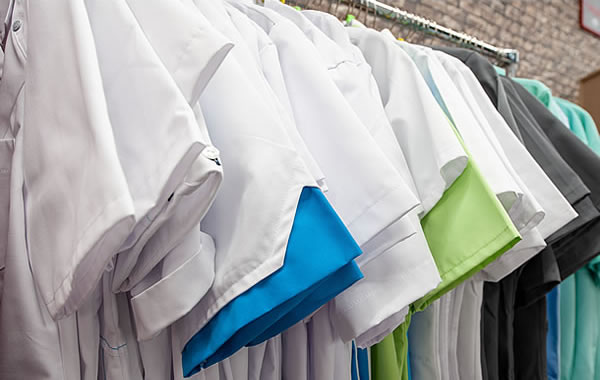 MEDIZINISCHE ARBEITSKLEIDUNG